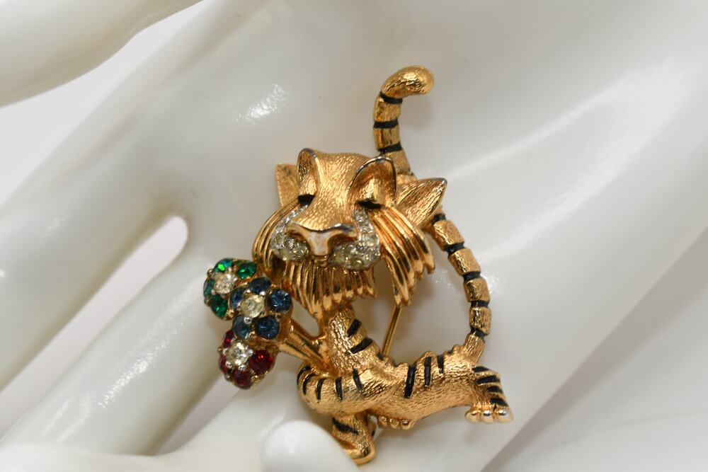 Vintage JOMAZ Cat Brooch Rhinestone Flower Bouquet Gold Tone Figural Pin